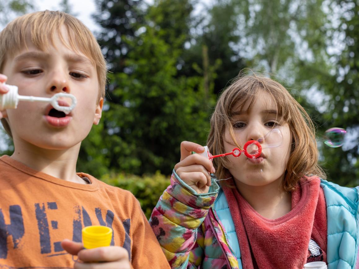 Kinder mit Seifenblasen