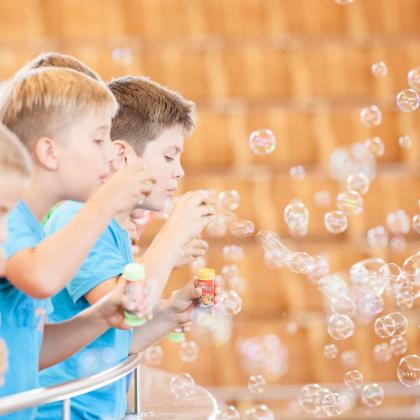 Kinder erzeugen Seifenblasen