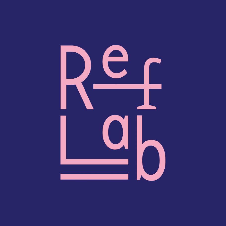 RefLab-Schriftzug rosa auf violettem Hintergrund