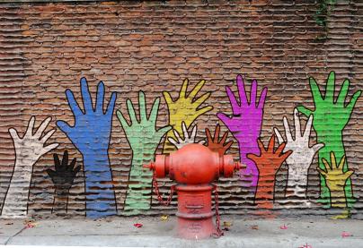 Graffiti mit Händen hinter Hydrant