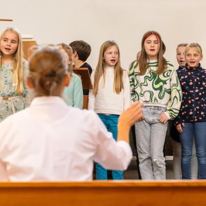 Kinder singen im Gottesdienst