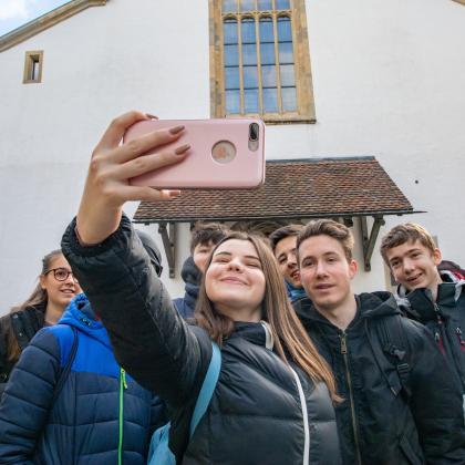 Eine Konfirmationsgruppe macht ein Selfie.